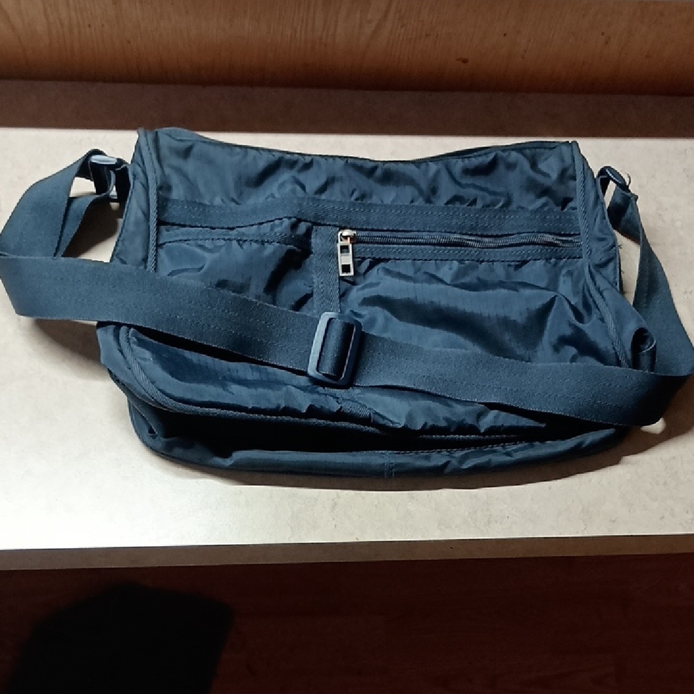 Hillard & Hanson Navy Blue vinyl women's purse. A great daily purse.